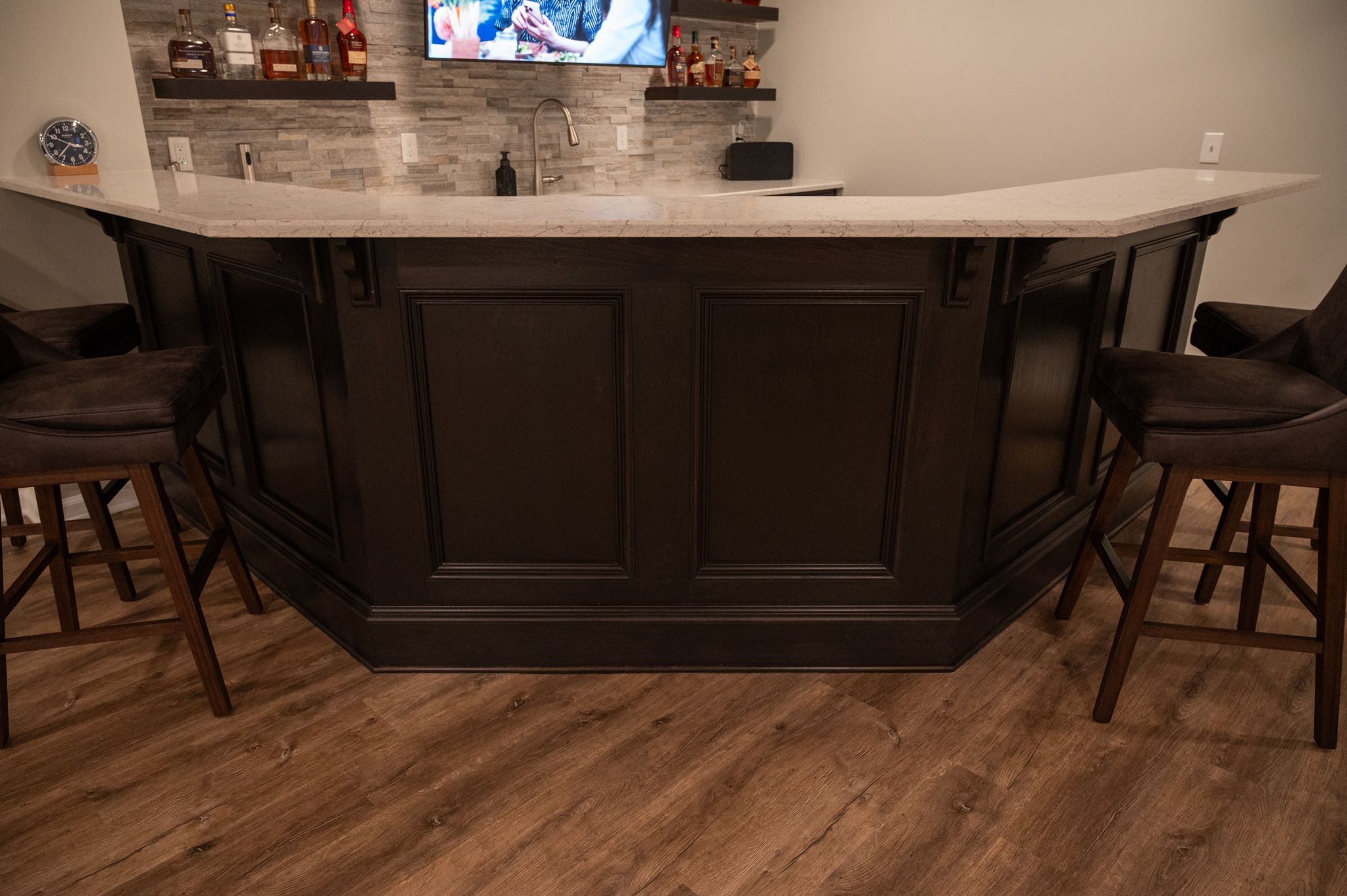 Finished Basement with Seated Bar and Bathroom in Macomb, MI
