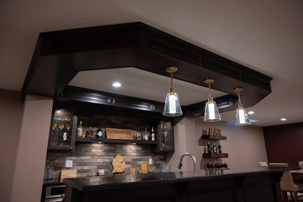 Finished Basement with Seated Bar and Bathroom in Rochester, MI