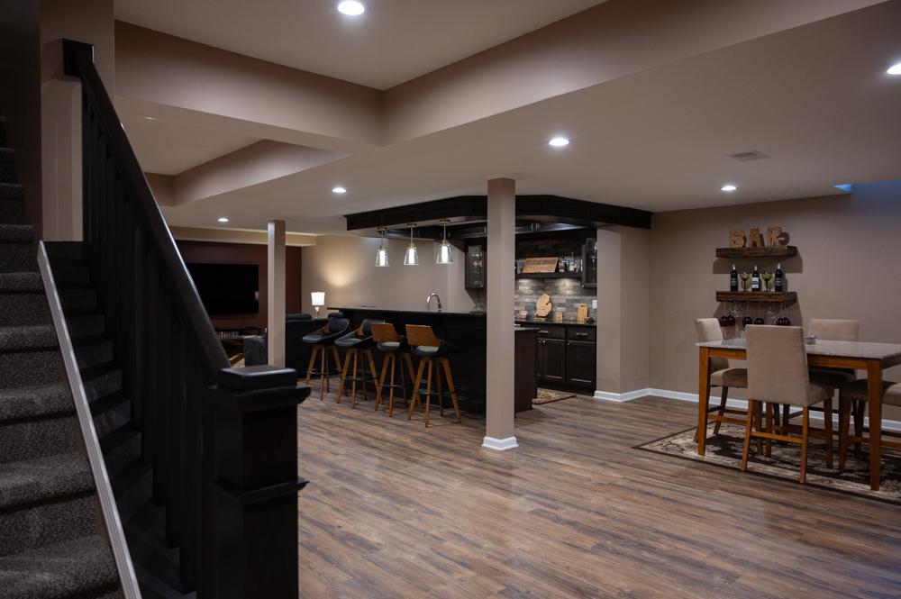 Finished Basement with Seated Bar and Bathroom in Rochester, MI