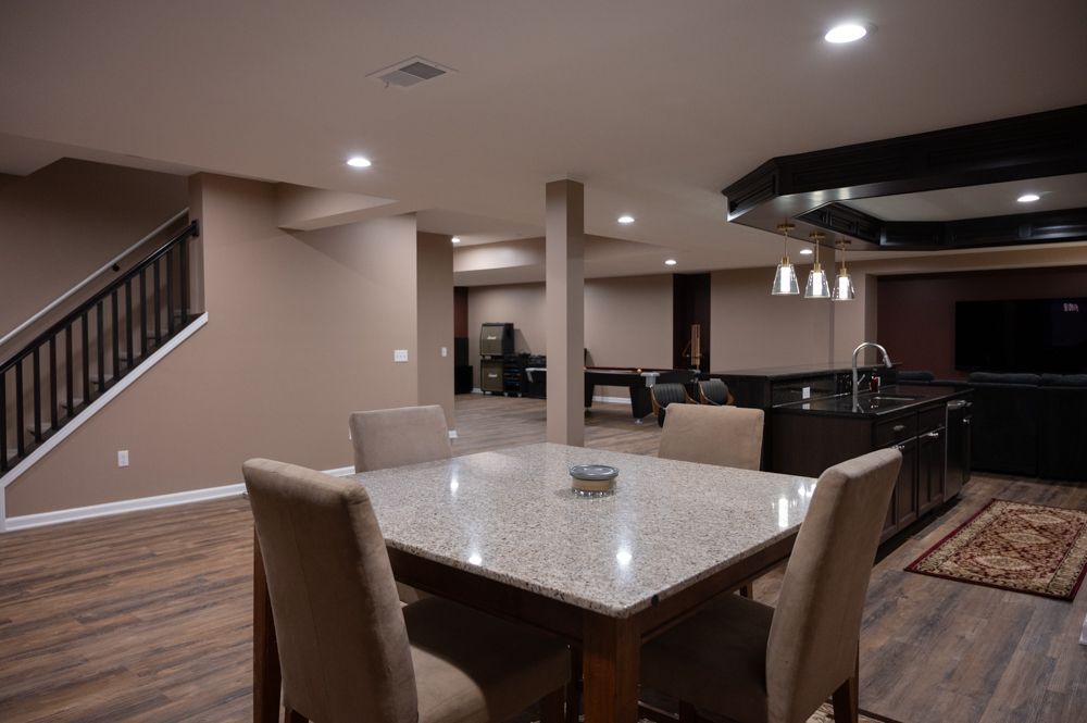 Finished Basement with Seated Bar and Bathroom in Rochester, MI
