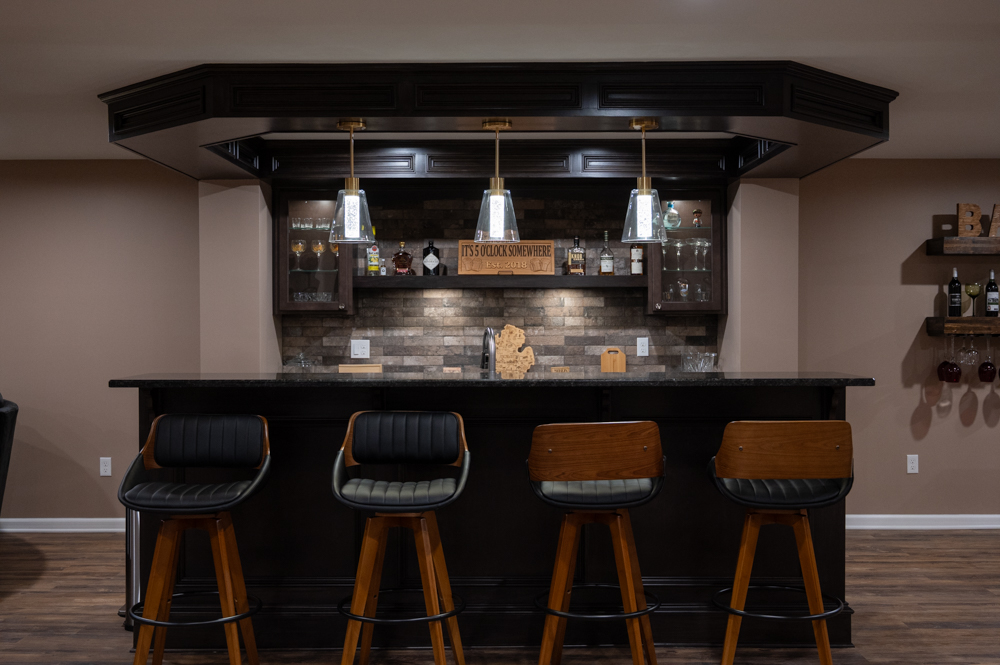 Finished Basement with Seated Bar and Bathroom in Rochester, MI