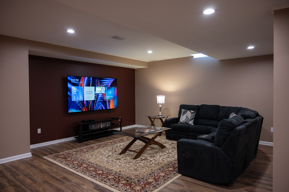 Finished Basement with Seated Bar and Bathroom in Rochester, MI