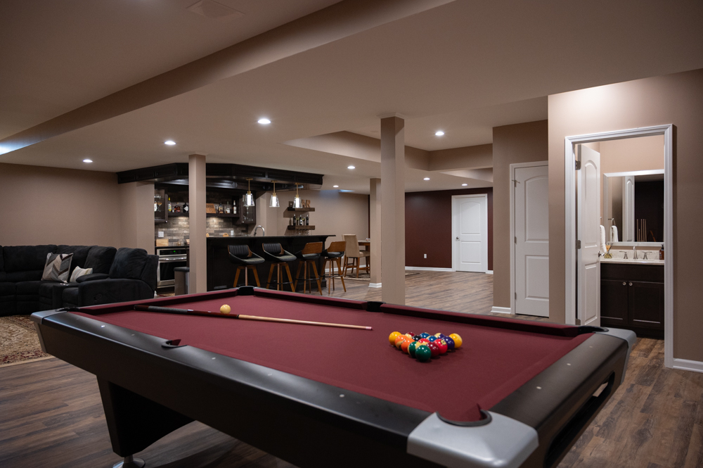 Finished Basement with Seated Bar and Bathroom in Rochester, MI